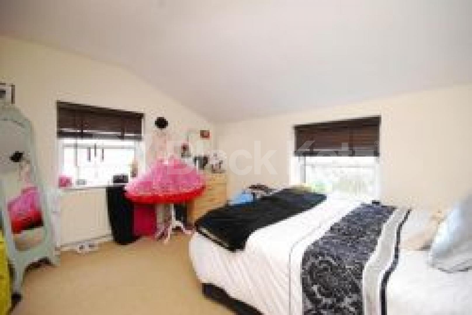 			3 Bedroom, 1 bath, 1 reception Flat			 Ferme Park Road, CROUCH END